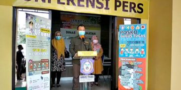 Koordinator Tim Medis Gugus Tugas Percepatan Penanganan (GTPP) Covid 19 Provinsi Gorontalo, dr Triyanto Bialangi saat memberikan keterangan pers terkait perkembangan virus Corona di Provinsi Gorontalo, Sabtu (25/4/2020).