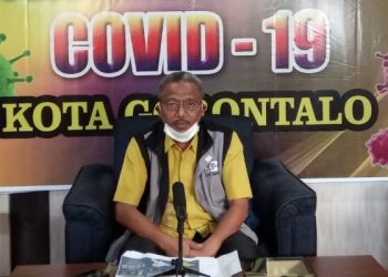 Juru Bicara Penanganan Covid-19 Kota Gorontalo, Abdul Haris Ahmadong, saat memberikan keterangan pers terkait perkembangan virus corona di Kota Gorontalo. Foto: Humas.