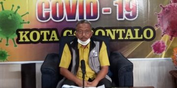 Juru Bicara Penanganan Covid-19 Kota Gorontalo, Abdul Haris Ahmadong, saat memberikan keterangan pers terkait perkembangan virus corona di Kota Gorontalo. Foto: Humas.