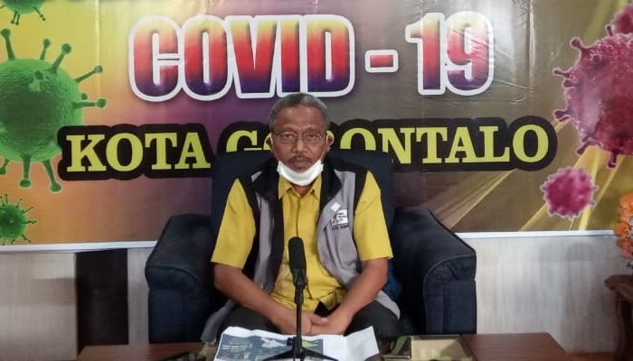 Juru Bicara Penanganan Covid-19 Kota Gorontalo, Abdul Haris Ahmadong, saat memberikan keterangan pers terkait perkembangan virus corona di Kota Gorontalo. Foto: Humas.