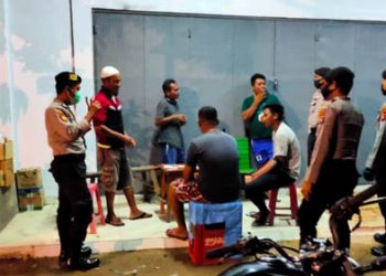 Satuan Sabhara Polres Gorontalo yang dipimpin oleh Danton Regu (Danru) Aipda Abdul Husain membubarkan warga yang tengah asyik main domino, Sabtu (25/4/2020). Foto: Humas Polda Gorontalo.