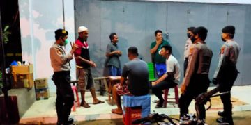 Satuan Sabhara Polres Gorontalo yang dipimpin oleh Danton Regu (Danru) Aipda Abdul Husain membubarkan warga yang tengah asyik main domino, Sabtu (25/4/2020). Foto: Humas Polda Gorontalo.