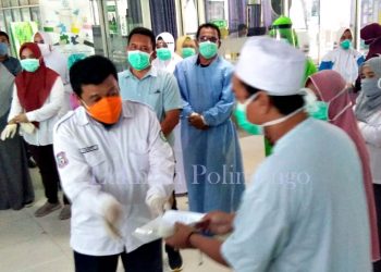 Tim Gugus Tugas Covid 19 Provinsi Gorontalo saat memberikan surat keterangan sembuh dari Covid 19, kepada kedua pasien eks corona.Foto: Lukman Polimengo.