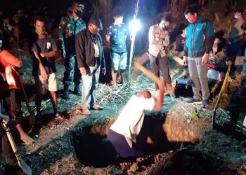 Proses penggalian kubur yang dilakukan oleh Tim Gugus Tugas Covid -  19 Kabupaten Gorontalo. Foto: Kronologi.id