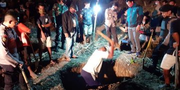 Proses penggalian kubur yang dilakukan oleh Tim Gugus Tugas Covid -  19 Kabupaten Gorontalo. Foto: Kronologi.id