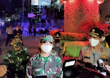 Danrem 133/Nani Wartabone bersama Kapolda Gorontalo diwawancarai awak media usai memantau sejumlah pos pengamanan Lebaran 2020. Foto: Penrem Nani Wartabone.