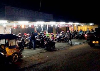 Salah satu distro di Kota Gorontalo yang masih beroperasional hingga malam hari.