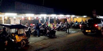 Salah satu distro di Kota Gorontalo yang masih beroperasional hingga malam hari.