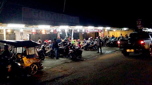 Salah satu distro di Kota Gorontalo yang masih beroperasional hingga malam hari.