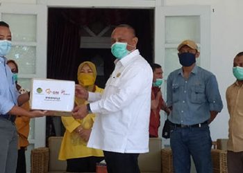 PT Gorontalo Minerals (GM) saat menyerahkan bantuan berupa Alat Pelindung Diri (APD), cairan Disinfektan, Handsanitizer, hingga Handskun, kepada kepada Pemerintah Provinsi Gorontalo, serta dua rumah sakit di Kabupaten Bone Bolango, Kamis (28/5/2020).