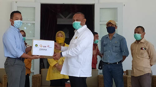 PT Gorontalo Minerals (GM) saat menyerahkan bantuan berupa Alat Pelindung Diri (APD), cairan Disinfektan, Handsanitizer, hingga Handskun, kepada kepada Pemerintah Provinsi Gorontalo, serta dua rumah sakit di Kabupaten Bone Bolango, Kamis (28/5/2020).