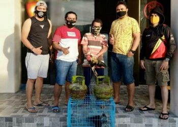 Seorang pelaku pencuri ayam dan tabung gas saat diamankan aparat kepolisian.