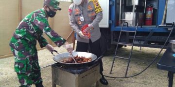 Di dapur umum, Kapolda, Brigjen Pol. Adnas  bersama Dandim Gorontalo, Letkol Inf, Allan Surya Lesmana ikut memasak makanan yang nantinya akan dibetikan kepada masyarakat terdampak wabah virus corona. Foto: Lukman Polimengo.