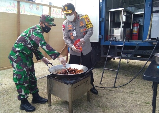 Di dapur umum, Kapolda, Brigjen Pol. Adnas  bersama Dandim Gorontalo, Letkol Inf, Allan Surya Lesmana ikut memasak makanan yang nantinya akan dibetikan kepada masyarakat terdampak wabah virus corona. Foto: Lukman Polimengo.