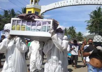 Screenshot foto jenazah yang di tandu setelah terjebak macet di perbatasan antara Provinsi Gorontalo dan Sulawesi Utara. Foto: Istimewa.