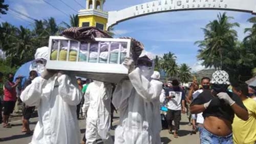 Screenshot foto jenazah yang di tandu setelah terjebak macet di perbatasan antara Provinsi Gorontalo dan Sulawesi Utara. Foto: Istimewa.