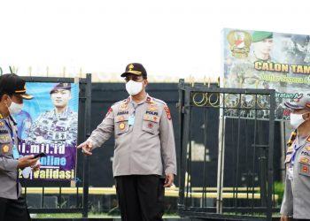 Hari kedua pelaksanaan Pembatasan Sosial Berskala Besar (PSBB) sebagai upaya mencegah penyebaran wabah virus corona (Covid-19), Kapolda Gorontalo, Brigjen Pol. Adnas didampingi pejabat utama Polda Gorontalo dan Kapolres Gorontalo Kota meninjau sejumlah lokasi, Selasa (5/5/2020). Foto: Humas Polda Gorontalo.