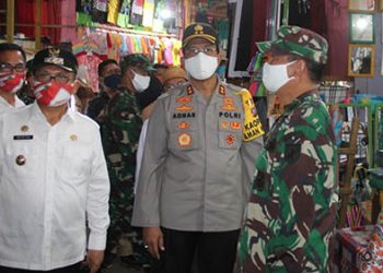 (Dari kiri ke kanan) Wali Kota Gorontalo, Kapolda Gorontalo bersama Danrem Nani Wartabone, saat melakukan kunjungan ke pusat perniagaan di Kota Gorontalo, Rabu (27/5/2020)