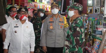 (Dari kiri ke kanan) Wali Kota Gorontalo, Kapolda Gorontalo bersama Danrem Nani Wartabone, saat melakukan kunjungan ke pusat perniagaan di Kota Gorontalo, Rabu (27/5/2020)