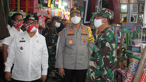 (Dari kiri ke kanan) Wali Kota Gorontalo, Kapolda Gorontalo bersama Danrem Nani Wartabone, saat melakukan kunjungan ke pusat perniagaan di Kota Gorontalo, Rabu (27/5/2020)