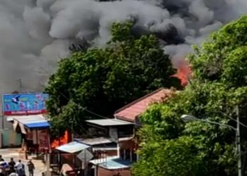 Gudang milik Toko Global Baru yang berada di Jalan Teuku Umar, Kota Gorontalo, dilalap si jago merah, Minggu (17/5/2020).