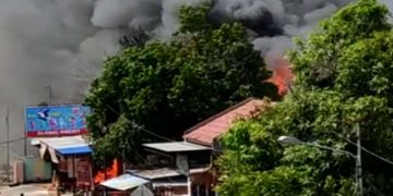 Gudang milik Toko Global Baru yang berada di Jalan Teuku Umar, Kota Gorontalo, dilalap si jago merah, Minggu (17/5/2020).