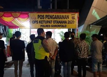 Remaja yang diamankan saat melanggar aturan PSBB.