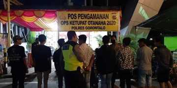 Remaja yang diamankan saat melanggar aturan PSBB.