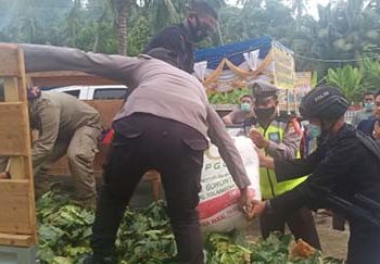 Petugas di pos perbatasan saat membongkar miras jenis cap tikus yang hendak diseludupkan dengan cara menimbunnya dalam tumpukan sayur. Foto: Istimewa.