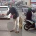 Pengurus wilayah PMII Kota Gorontalo membagi-bagikan masker kepada warga yang melintas di Bundaran Saronde, Kota Gorontalo. Foto: Lukman Polimengo.