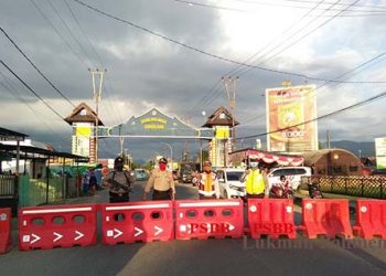 Aparat gabungan yang bertuga di pos perbatasan antara Kabupaten Bone Bolango dan Kota Gorontalo. Foto: Lukman Polimengo.