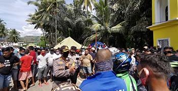 Kapolres Gorontalo Utara, AKBP Dicky Irawan bersama jajaran serta anggota TNI saat memediasi para pemudik asal Sulawesi Utara yang memaksakan diri untuk masuk ke wilayah Provinsi Gorontalo.