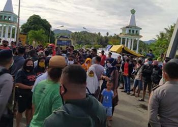 Pemudik dari Sulawesi Utara yang menumpuk di perbatasan antara Provinsi Gorontalo dan Sulut menjelang lebaran tahun 2020 lalu. Foto: Rahmat/Banthayo/Kumparan.