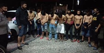 Remaja yang diamankan aparat kepolisian saat menggelar pesta miras.