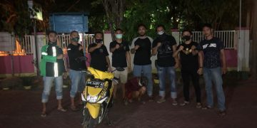 Pelaku dan barang bukti saat diamankan Timsus Street Hunt Polres Gorontalo Kota.