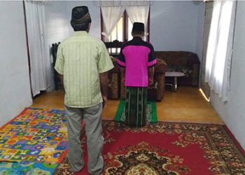 Warga tengah melaksanakan salat Ied di rumah. Foto: Lukman Polimengo.