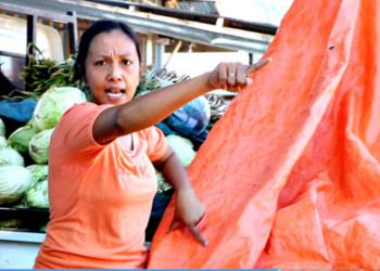 Wati, salah seorang pedagang sayur di Pasar Moodu.