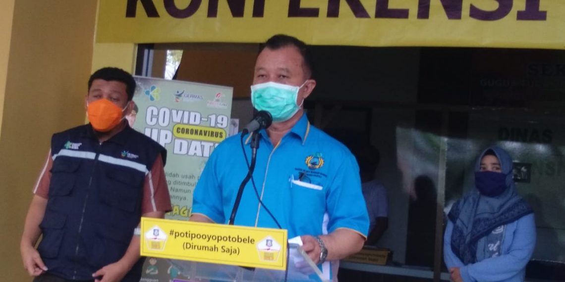 dr.Triyanto Bialangi selaku Juru Bicara Gugus Tugas Percepatan Penanganan (GTPP) Covid-19 Provinsi Gorontalo, saat konferensi pers. Foto: Lukman Polimengo.