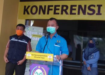 dr.Triyanto Bialangi selaku Juru Bicara Gugus Tugas Percepatan Penanganan (GTPP) Covid-19 Provinsi Gorontalo, saat konferensi pers. Foto: Lukman Polimengo.