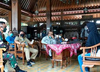 Gubernur Gorontalo, Rusli Habibie bersama Wali Kota Gorontalo, Dandim serta Kapolres Gorontalo Kota, saat mendengarkan aspirasi dari pedagang mingguan. Foto: mimoza.tv.