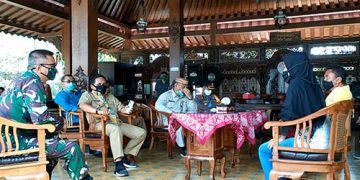 Gubernur Gorontalo, Rusli Habibie bersama Wali Kota Gorontalo, Dandim serta Kapolres Gorontalo Kota, saat mendengarkan aspirasi dari pedagang mingguan. Foto: mimoza.tv.