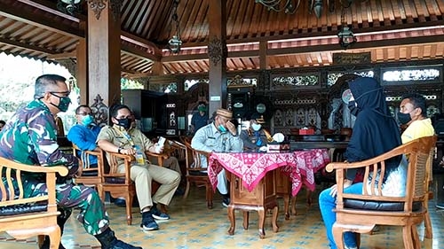 Gubernur Gorontalo, Rusli Habibie bersama Wali Kota Gorontalo, Dandim serta Kapolres Gorontalo Kota, saat mendengarkan aspirasi dari pedagang mingguan. Foto: mimoza.tv.