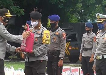 Kapolda Gorontalo, Irjen.Pol.Dr.M. Adnas, saat memberikanpaket bantuan kepada setiap satuan, yang kemudian akan disalurkan kepada masyarakat kurang mampu.
