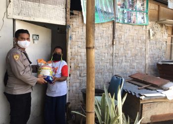 Jelang Hari Bhayangkara ke-74, SDM Polda Gorontalo berbagi 3,5 ton beras kepada purnawirawan dan warga kurang mampu.