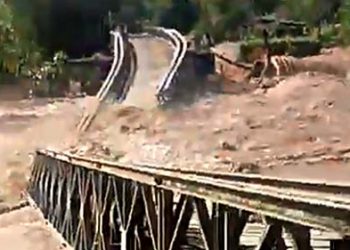 Jembatan Molintogupo yang menghubungkan Kecamatan Suwawa Tengah dengan Kecamatan Suwawa Selatan, Kabupaten Bone Bolango, putus diterjang derasnya aliran air Sungai Bone, Kamis (11/6/2020).