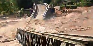 Jembatan Molintogupo yang menghubungkan Kecamatan Suwawa Tengah dengan Kecamatan Suwawa Selatan, Kabupaten Bone Bolango, putus diterjang derasnya aliran air Sungai Bone, Kamis (11/6/2020).