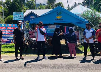 Untuk mencegah penularan virus Covid-19, Lembaga Pengawasan Kebijakan Pemerintah dan Keadilan (LP-KPK) Bone Bolango menggelar sosialisasi dan bagi-bagi masker di perbatasan antara Provinsi Gorontalo dan Sulawesi Utara, tepatnya di Kecamatan Bone, Kabupaten Bone Bolango, Minggu (7/6/2020).