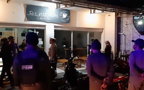 Warung kopi yang ditutu aparat gabungan saat melakukan patroli di Kota Gorontalo.