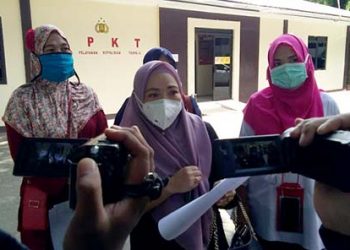 Rita Bambang, salah seorang tenaga medis, saat diwawancarai wartawan usai melapor di Sentra Pelayanan Kepolisian Terpadu (SPKT) Polda Gorontalo. Foto: Lukman Polimengo.