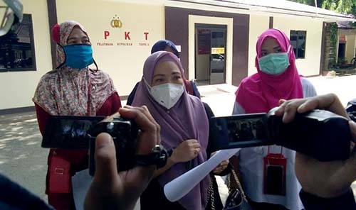 Rita Bambang, salah seorang tenaga medis, saat diwawancarai wartawan usai melapor di Sentra Pelayanan Kepolisian Terpadu (SPKT) Polda Gorontalo. Foto: Lukman Polimengo.